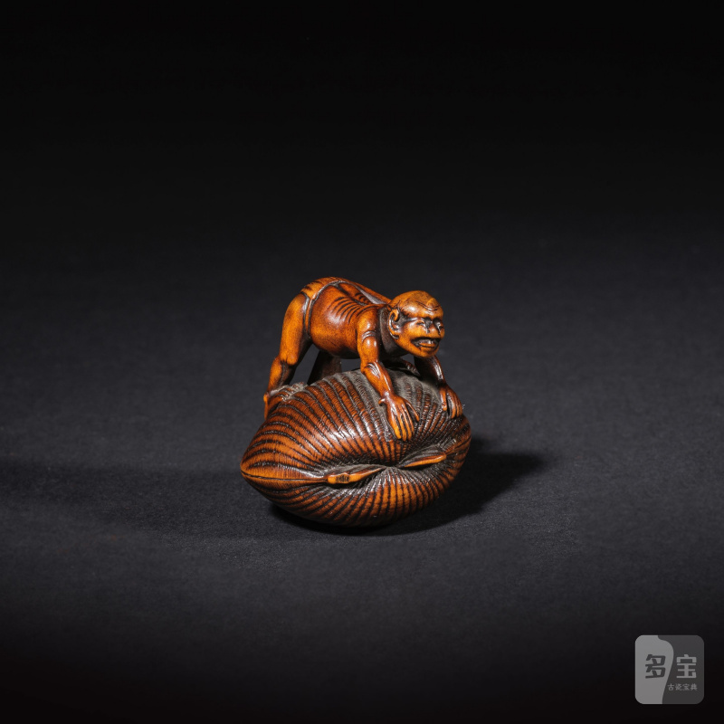 木彫根付 漁師と貝 銘「友一」 19世紀 | NETSUKE EN BOIS REPRÉSENTANT UN PÊCHEUR SUR UNE PALOURDE
